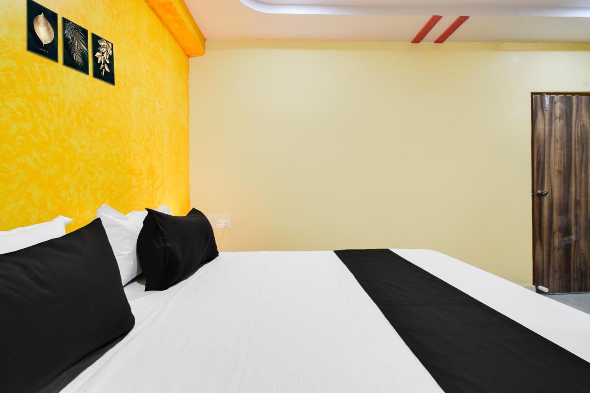 Hotel O Lucky Grand Hyderabad Exterior foto